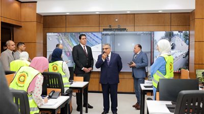 محافظ الدقهلية يوجه بالتعامل الفوري مع الشكاوى المتعلقة بالميكروباص والتاكسي