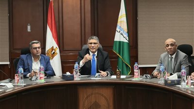 محافظ الجيزة خلال لقائه الصحفيين: حلول للباعة الجائلين ومنظومة جديدة للمخلفات وانطلاق السيارة بديلة التوك توك