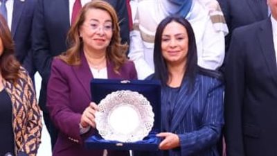 وزيرة التضامن تهدي غادة والي وكيل السكرتير العام للأمم المتحدة السابق درع صندوق مكافحة الإدمان 
