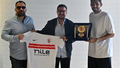 الزمالك يكرم القنصل المصري تقديرًا لدعمه البعثة في جنوب إفريقيا