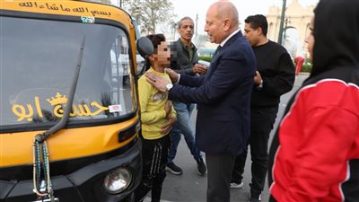 كانوا حُفاة.. محافظ القاهرة يكشف كواليس ضبط صغار يقودون توك توك في حدائق القبة | خاص