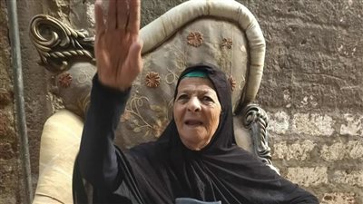 تخفت بالنقاب وكتمت أنفاسها.. المتهمة بقتل الحاجة عايدة تمثل جريمتها أمام جهات التحقيق بقنا