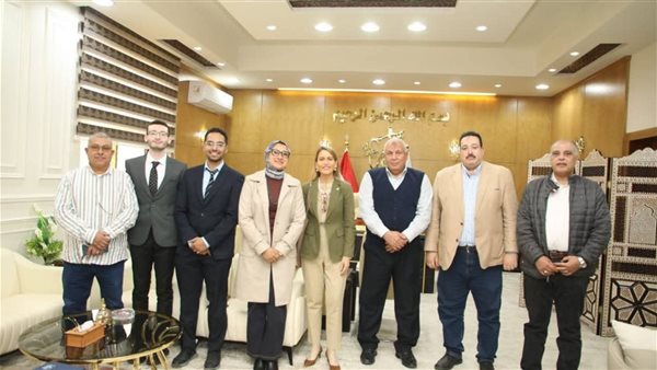 جانب من لقاء محافظ