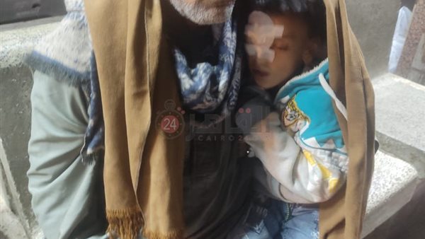 التلميذ عمر في حضن