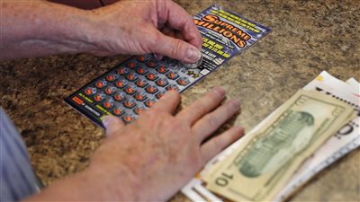 أمريكي يفوز بمليون دولار بعد شراء تذكرة يانصيب تُركت على عداد متجر بالولايات المتحدة