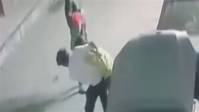 الأمن يفحص فيديو لشاب يحاول خنق صديقه في الشارع بطنطا