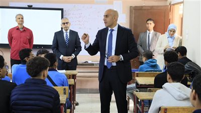 قبّل طالبا بشكل غير لائق.. إحالة معلم للتحقيق وفسخ تعاقده بعد شكوى ولي أمر بالسويس