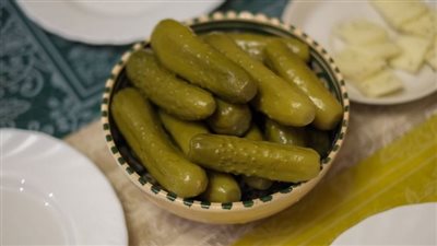 أفضل طريقة لعمل مخلل الخيار.. أسرع خيار مقرمش في يومين 