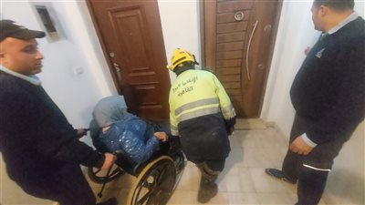 الحماية المدنية تساعد مسنّة في حملها على كرسي متحرك للطابق الخامس بالرحاب