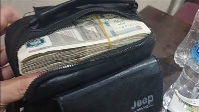 لسه الدنيا بخير.. صاحب مطعم في وسط البلد يعثر على 300 ألف جنيه ويعيدها لصاحبها: عايز أجري من ربنا