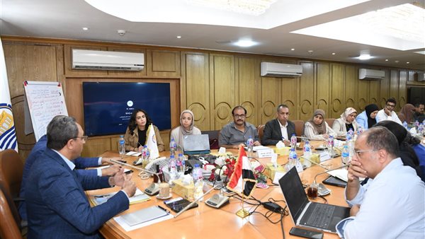 اجتماع محافظ قنا