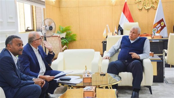 جانب من لقاء محافظ