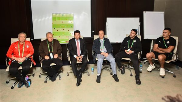 وزير الرياضة مع منتخب