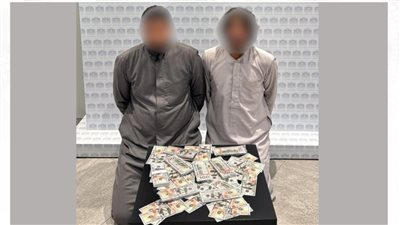 الكويت: ضبط شخصين عربيين حاولا ترويج دولارات مزورة 