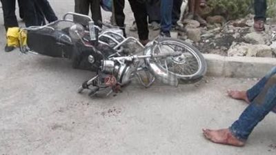 مصرع ربة منزل ومُسن إثر حادث تصادم بين مركبتي توك توك ودراجتين ناريتين بالفيوم