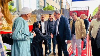 بعد إعادة الانتخابات.. محافظ قنا يتابع التأمين وسير العمل داخل لجان التصويت