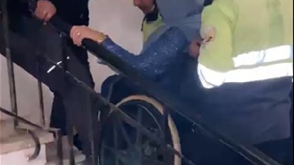 مساعدة مسنة في الصعود