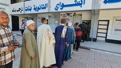 استمرار توافد الحشود على لجان الدائرة الرابعة في انتخابات المرحلة الأولى بالدوائر الملغاة بالفيوم