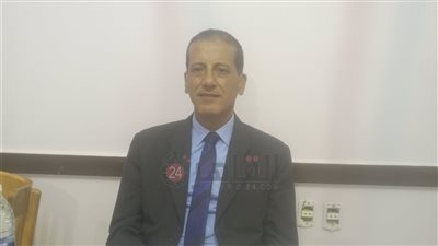 مستشار يساعد كفيفًا للإدلاء بصوته في انتخابات النواب بإحدى لجان العجميين بالفيوم