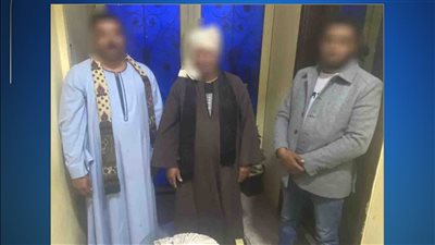 داخل مقر انتخابي.. ضبط 3 أشخاص لاتهامهم بتوجيه الناخبين للتصويت لصالح مرشحين في سوهاج 