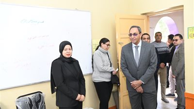 محافظ قنا يتفقد مقار اللجان في ثاني يوم.. ويؤكد: سير الانتخابات منتظم وآمن