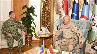 الفريق أحمد خليفة رئيس أركان حرب القوات المسلحة يبحث مع قائد القيادة المركزية الأمريكية تعزيز آفاق التعاون العسكري