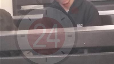 بترنج أسود.. لقطات لوالد المتهم بقتل زميله بالمنشار في الإسماعيلية خلال محاكمته