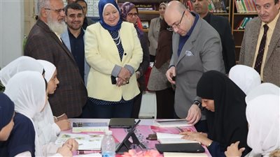 محافظ بني سويف يتفقد مدرسة السيدة عائشة الثانوية بنات لمتابعة انتظام الدراسة.. ويشيد بالمواهب الطلابية