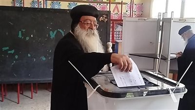 الأنبا تكلا مطران دشنا وتوابعها بقنا عقب الإدلاء بصوته في انتخابات مجلس النواب: المشاركة واجب وطني