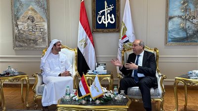 وزير الطيران يبحث مع رئيس مجموعة أبوظبي للطيران تبادل الخبرات في مجالات التدريب والصيانة والشحن الجوي