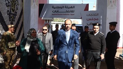 محافظ سوهاج يتفقد سير العملية الانتخابية بعدد من لجان دار السلام والمنشأة