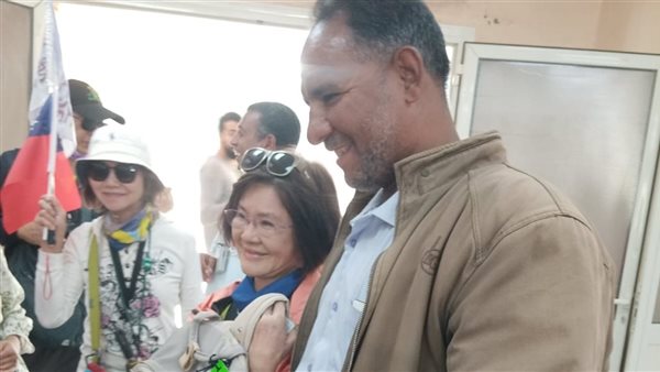 مشرف الأمن يعيد حقيبة