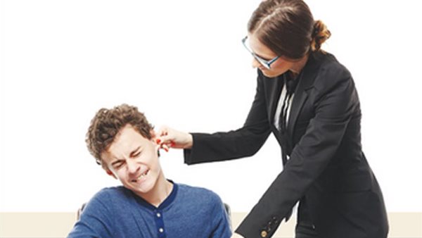 معلمة تتنمر على طالب