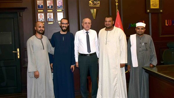 محافظ الأقصر مع المواطنين