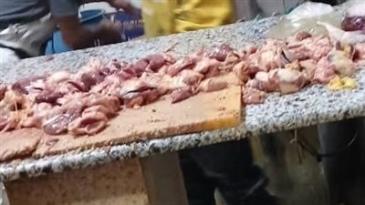 ضبط لحوم فاسدة وغير صالحة للاستهلاك الآدمي داخل محل دواجن بحي شرق شبرا الخيمة