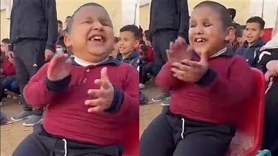 أبو ضحكة جنان.. فيديو لطفل كفيف في أسيوط يتصدر ترند تيك توك بضحكته المبهجة
