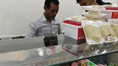محافظ أسوان يتابع جهود مديرية الطب البيطري في متابعة الأسواق وتعزيز الرقابة على المنتجات الحيوانية