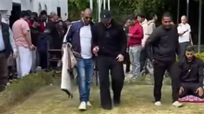 بعد وعكته الصحية الأخيرة.. أول ظهور لـ تامر حسني خلال أدائه صلاة الجمعة اليوم