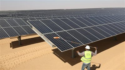 قبل دخول الصيف.. الكهرباء تسرع خطى أبيدوس 2 للطاقة الشمسية وخطة لربط 1000 ميجاوات بالشبكة القومية