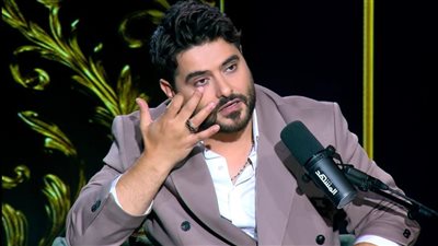 ناصيف زيتون يبكي خلال حديثه عن والده الراحل: مشكلتي مع الاشتياق مش الموت