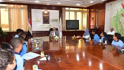 محافظ الأقصر يكرّم طلاب الكرنك المتفوقين ويؤكد: أنتم صُنّاع المستقبل