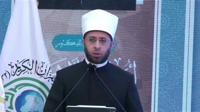 بعد افتتاحه المسابقة العالمية للقرآن.. وزير الأوقاف لنجل الشيخ الشحات أنور: شرفنا بوجودك في الافتتاح