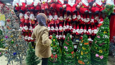 شجرة عيد الميلاد بـ 300 جنيه وبابا نويل بـ 12.5.. أسعار مستلزمات الاحتفال بالكريسماس
