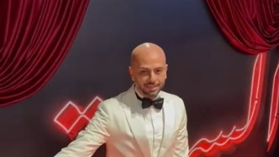 أحمد مراد أول الحضور في العرض الخاص لفيلم الست بطولة منى زكي