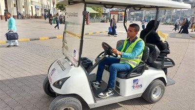 بسيارات كهربائية وبوابات مخصصة.. السكة الحديد تعزز خدماتها لكبار السن وذوي الهمم بالمحطات والقطارات