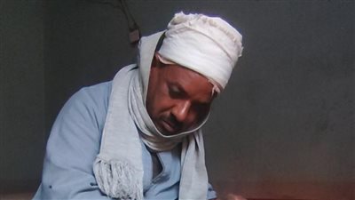 رغم كفّ بصره.. عم رمضان مؤذن بالأوقاف وقاهر الإعاقة يُتقن تصليح الأجهزة الكهربائية في سوهاج