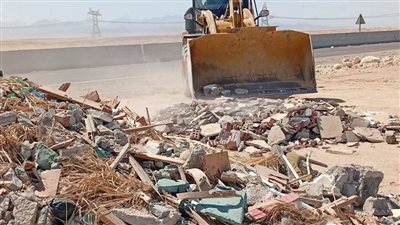 إزالة مخلفات البناء على الطريق الدائري بالغردقة في البحر الأحمر