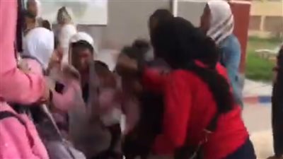 بعد انتشار فيديو اعتداء الطالبات على ولية أمر.. تفاصيل جديدة ومحاضر رسمية ومطالبات بلجنة وزارية للتحقيق