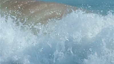 ارتفاع الأمواج بشواطئ شرم الشيخ ووقف مؤقت للرحلات البحرية لحين تحسن الأحوال| صور