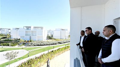 وزير الإسكان يتفقد برج LD04 وكمبوند مزارين والحي اللاتيني بمدينة العلمين الجديدة